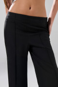 Pantalón bota recta negro con prenses y tiro medio
