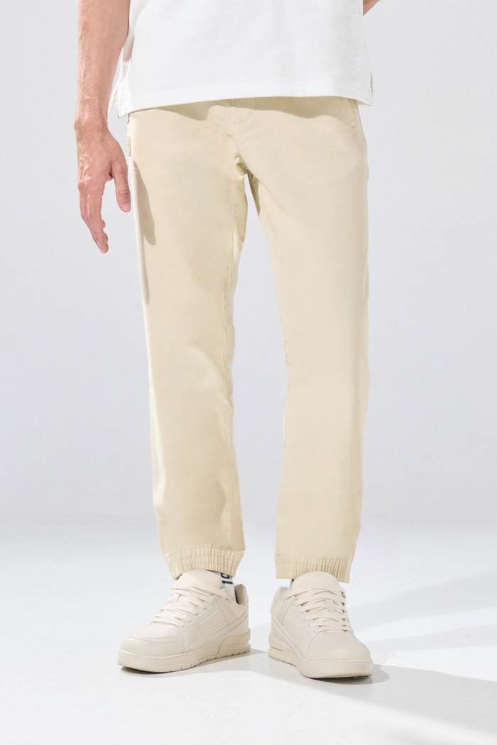 Pantalón tiro bajo jogger unicolor con bolsillos