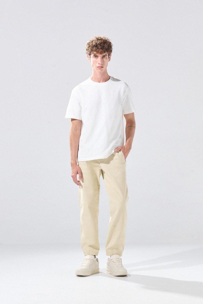 Pantalón tiro bajo jogger unicolor con bolsillos