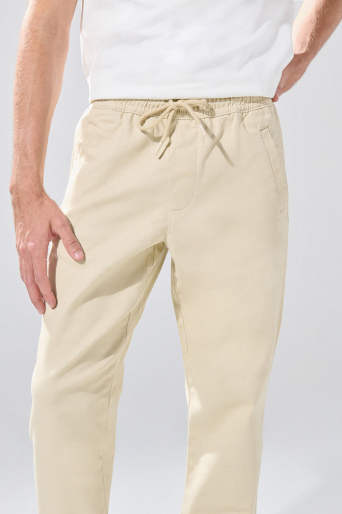 Pantalón tiro bajo jogger unicolor con bolsillos