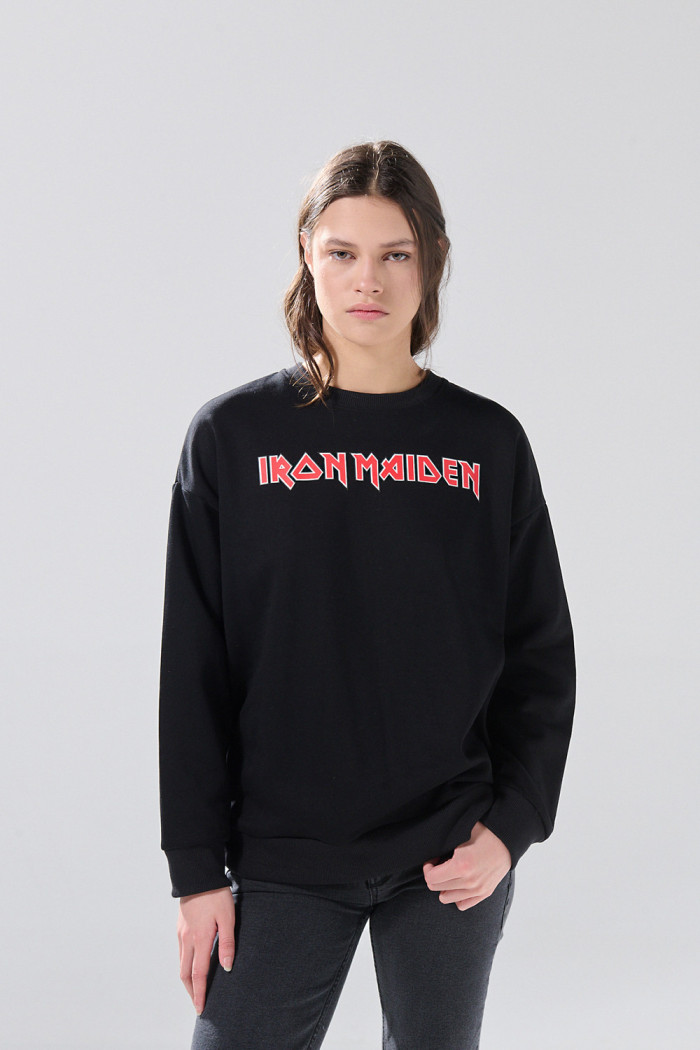 Buzo oversize negro con cuello redondo y arte de Iron Maiden

