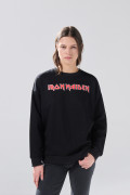 Buzo oversize negro con cuello redondo y arte de Iron Maiden
