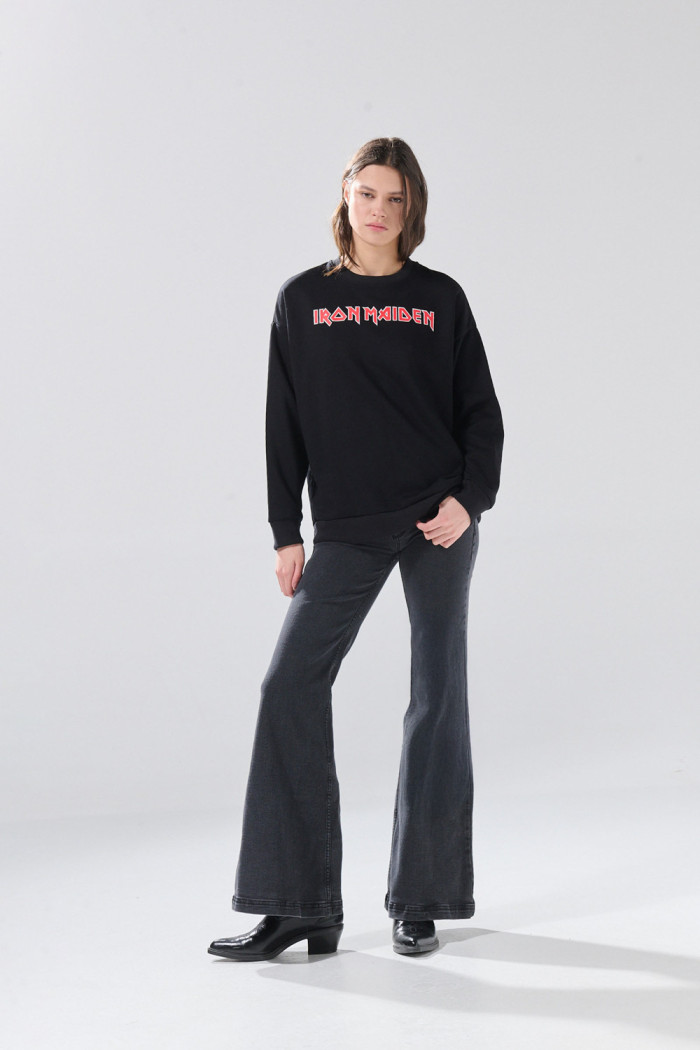 Buzo oversize negro con cuello redondo y arte de Iron Maiden
