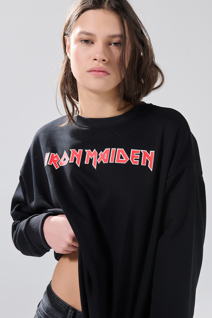 Buzo oversize negro con cuello redondo y arte de Iron Maiden
