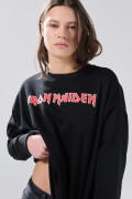 Buzo oversize negro con cuello redondo y arte de Iron Maiden
