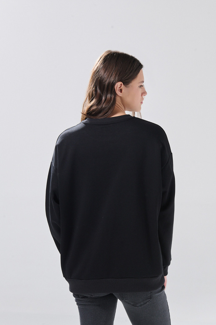 Buzo oversize negro con cuello redondo y arte de Iron Maiden
