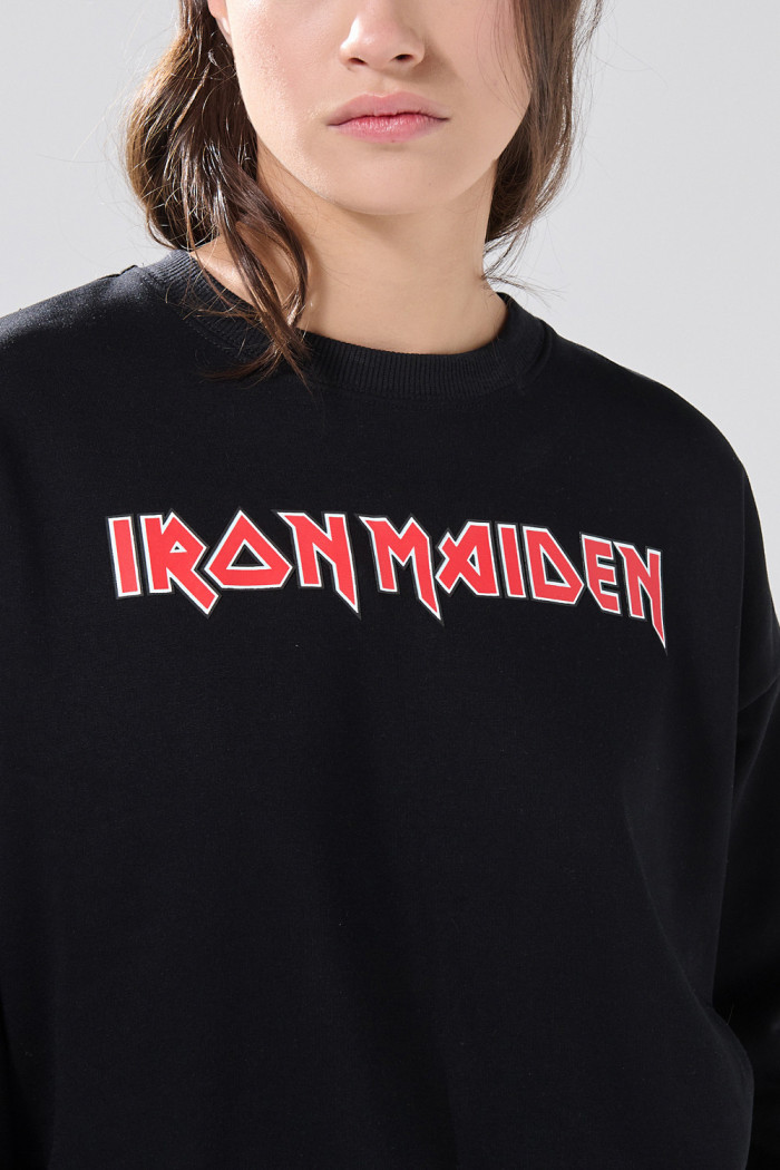 Buzo oversize negro con cuello redondo y arte de Iron Maiden
