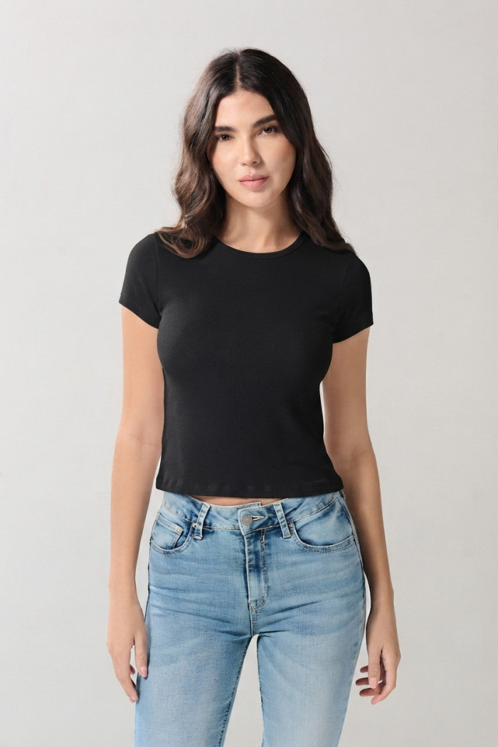 Camiseta ajustada en rib unicolor con cuello redondo