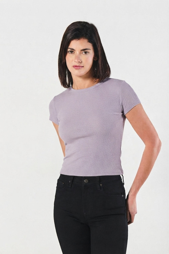 Camiseta en rib unicolor ajustada con manga corta