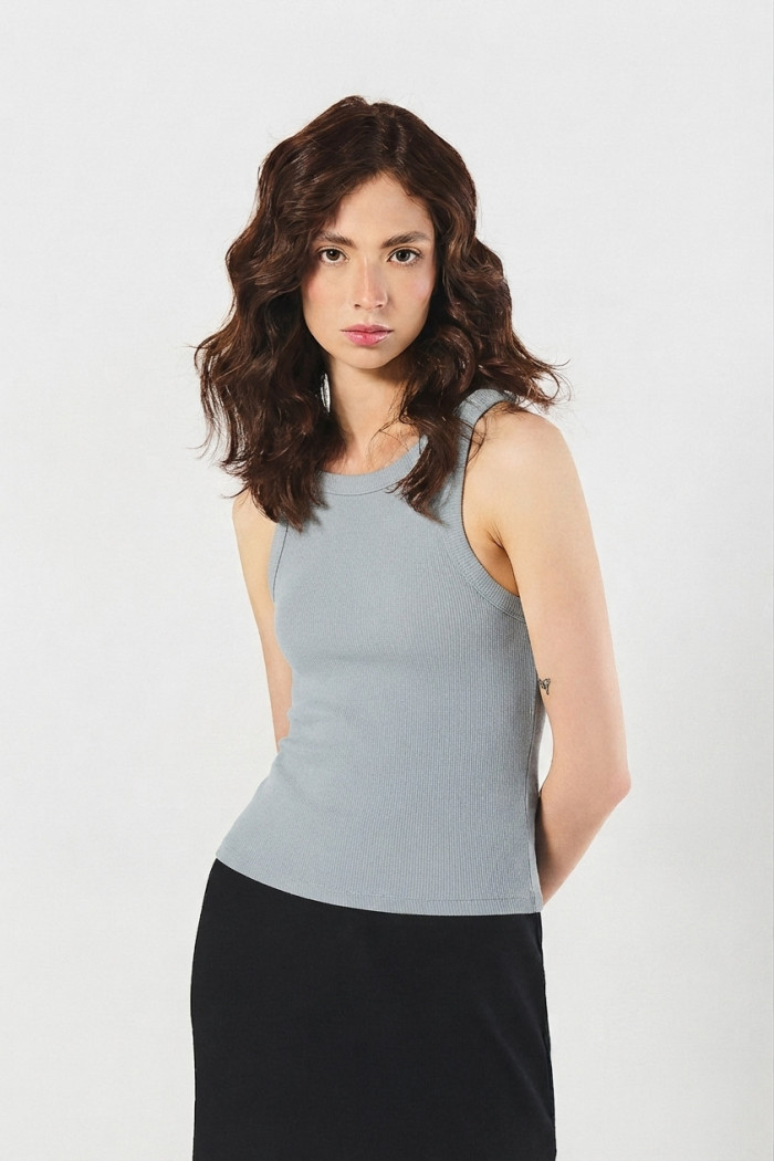 Camiseta unicolor cuello redondo con manga sisa y texturas