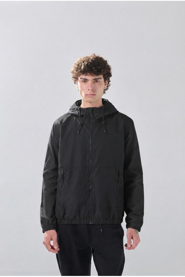Chaqueta liviana con capota para hombre unicolor rompe viento