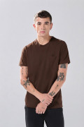 Camiseta unicolor con bolsillo en el pecho y manga corta