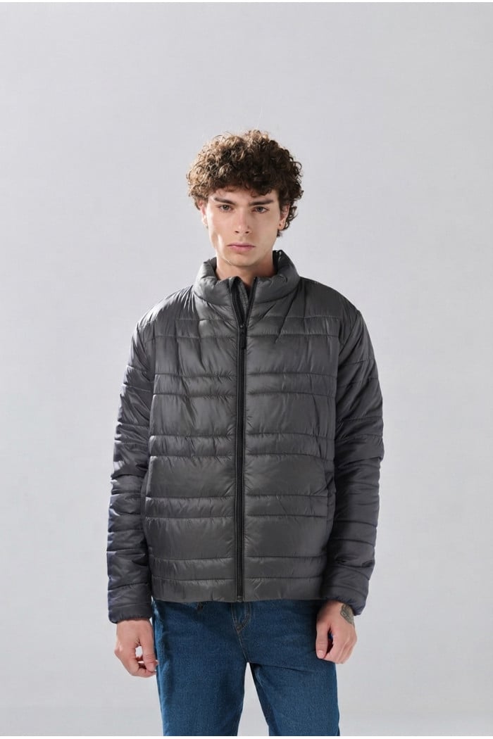 Chaqueta acolchada unicolor cuello alto con costuras