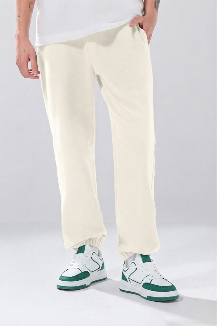 Pantalón unicolor tipo jogger con bolsillos laterales