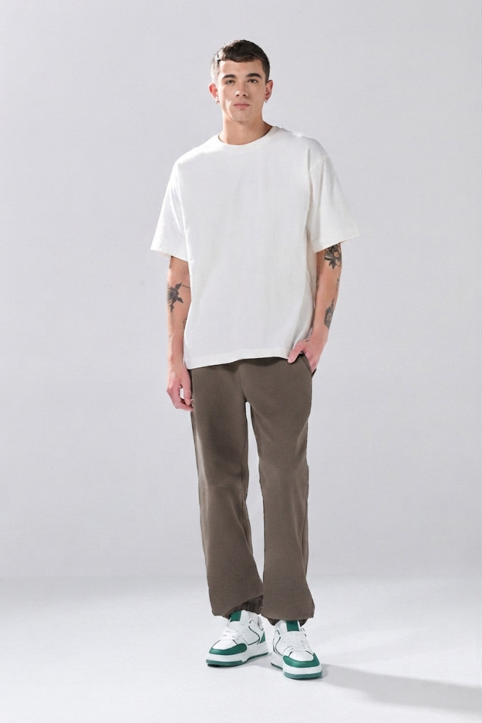 Pantalón unicolor tipo jogger con bolsillos laterales