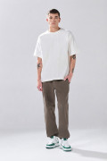 Pantalón unicolor tipo jogger con bolsillos laterales