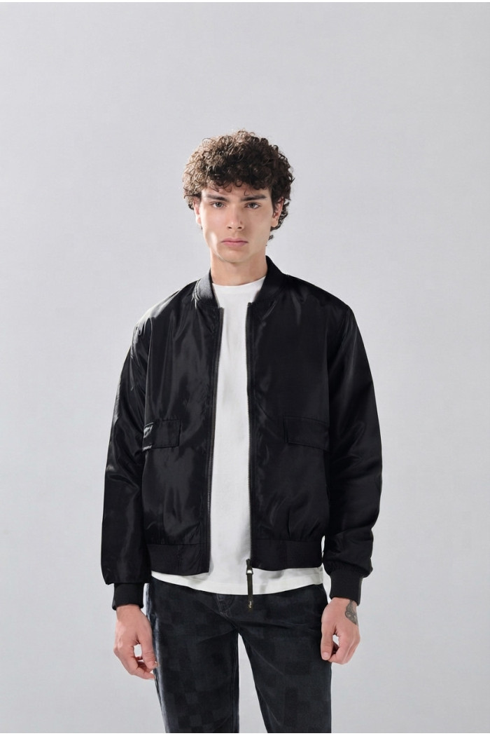 Chaqueta unicolor bomber con bolsillos delanteros de tapa