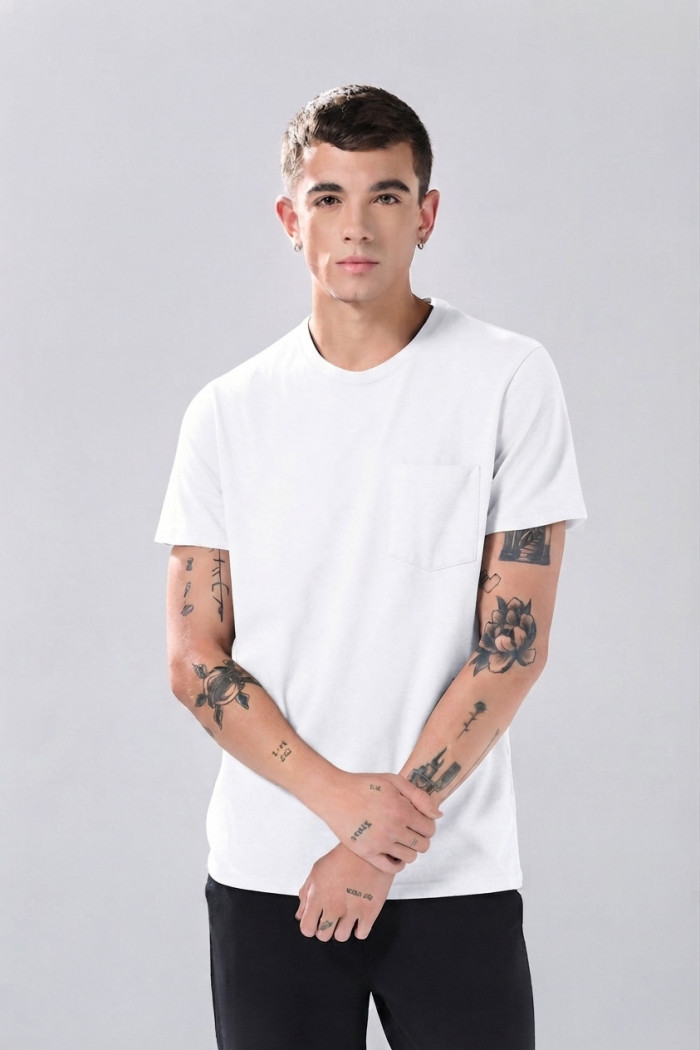 Camiseta cuello redondo unicolor con bolsillo funcional
