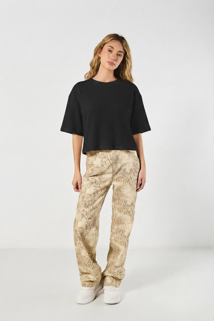 Camiseta crop top unicolor oversize con cuello redondo
