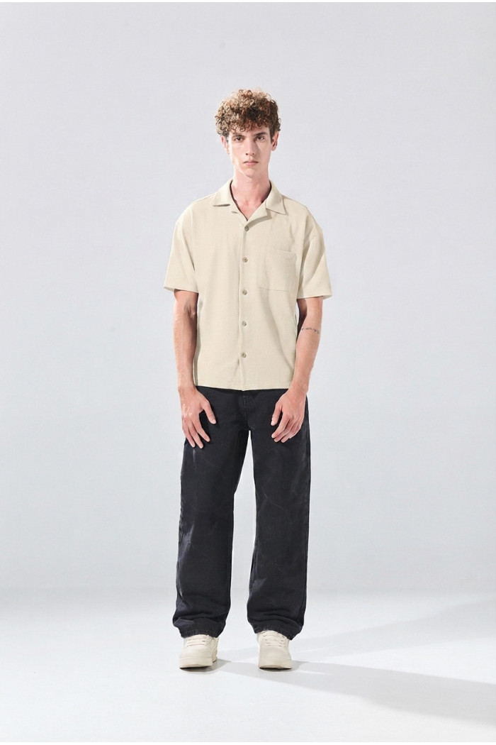 Camisa unicolor cuello resort con texturas y botones
