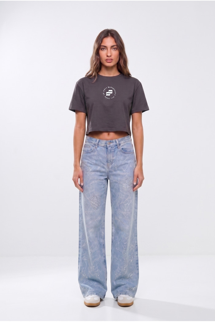Camiseta crop top negra con diseños de Arcángel
