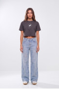 Camiseta crop top negra con diseños de Arcángel
