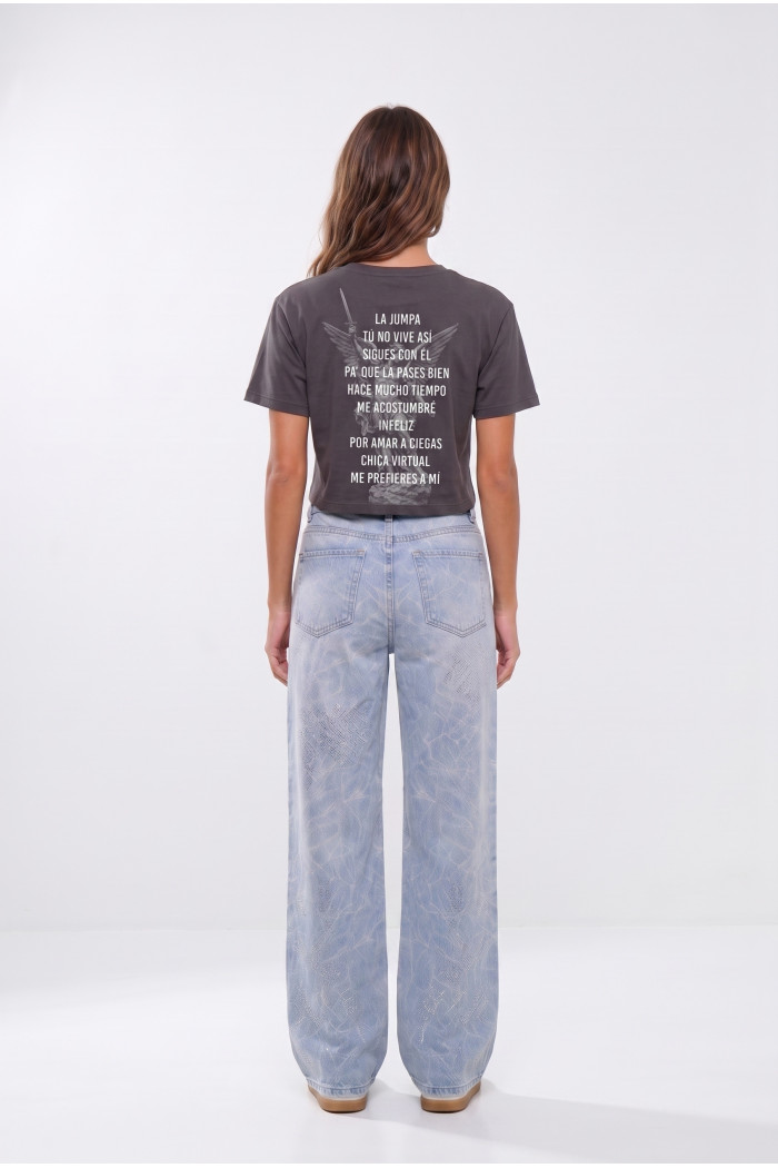 Camiseta crop top negra con diseños de Arcángel
