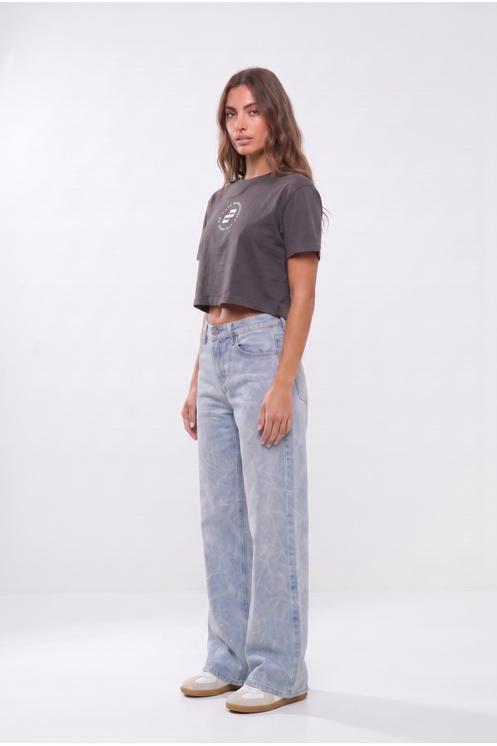 Camiseta crop top negra con diseños de Arcángel
