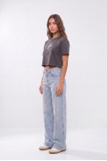 Camiseta crop top negra con diseños de Arcángel
