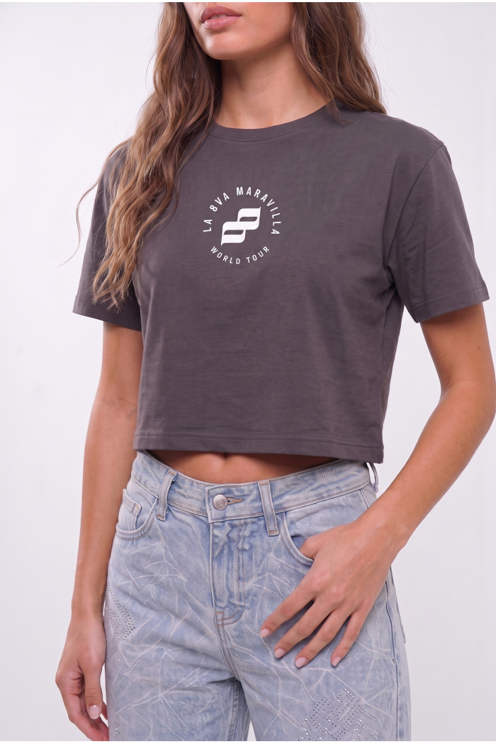 Camiseta crop top negra con diseños de Arcángel
