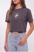 Camiseta crop top negra con diseños de Arcángel
