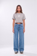 Camiseta crop top gris clara con diseño de Arcángel
