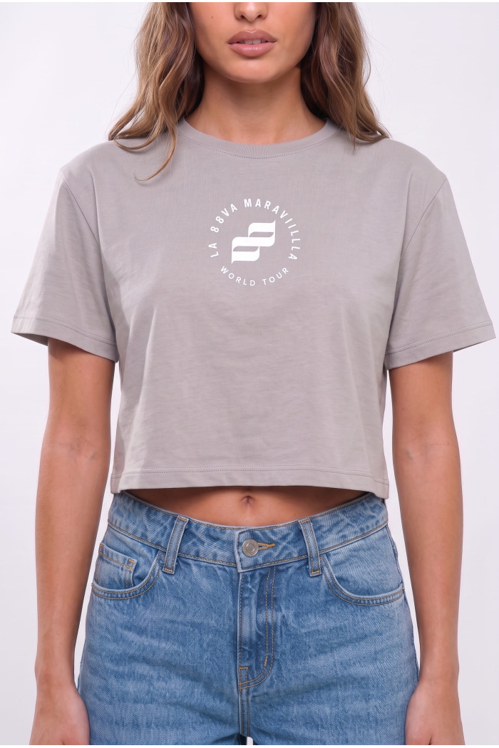 Camiseta crop top gris clara con diseño de Arcángel
