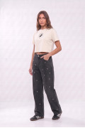 Camiseta crop top crema clara con diseño de Arcángel
