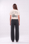 Camiseta crop top crema clara con diseño de Arcángel

