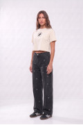 Camiseta crop top crema clara con diseño de Arcángel
