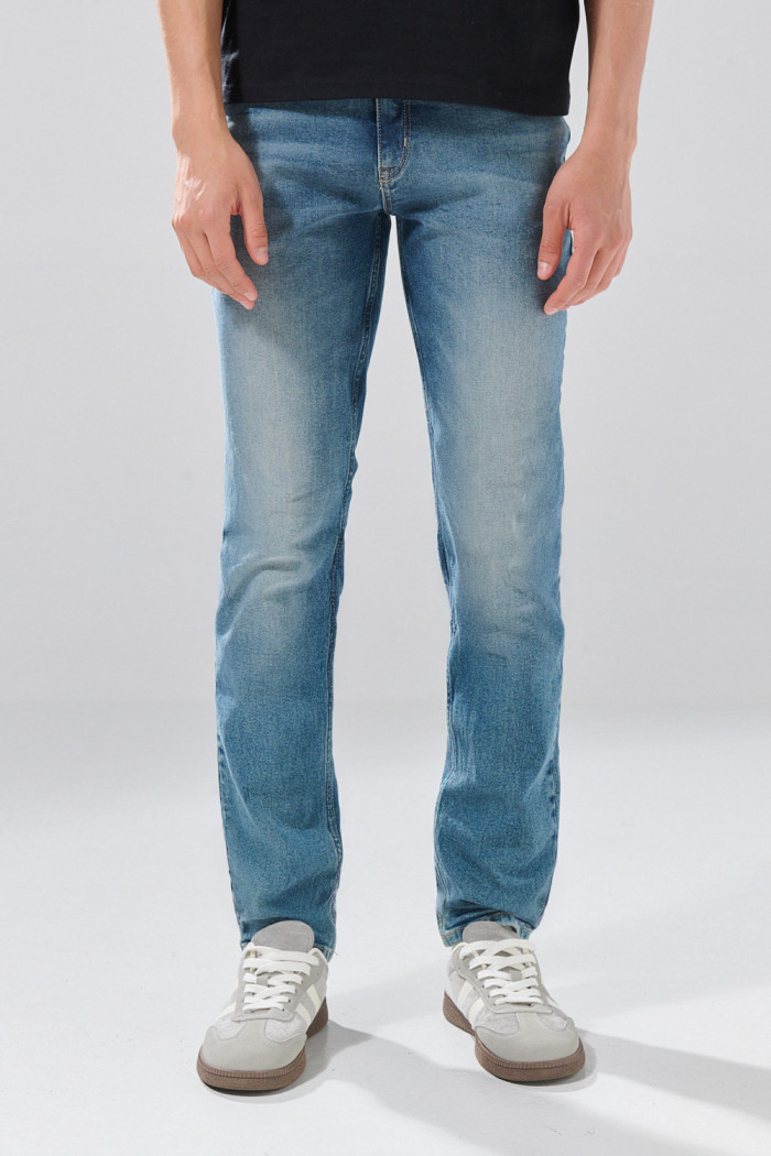 Jean slim azul medio infaltables con desgastes y bolsillos
