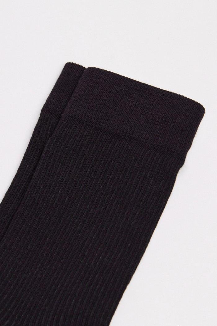 Medias unicolores largas texturizadas con borde elástico
