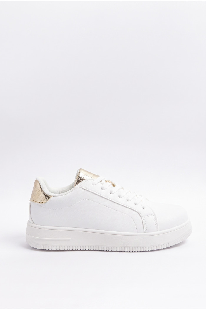Tenis unicolores casuales con suela elevada y contrastes