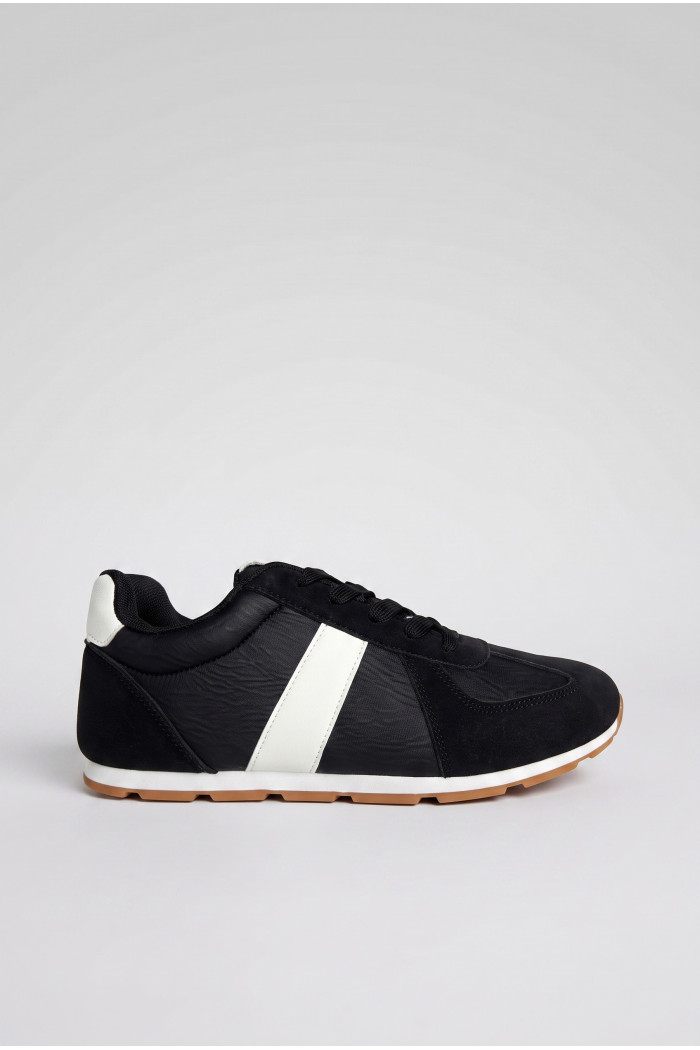 Zapatillas de estilo clásico, suela de caucho de perfil bajo.