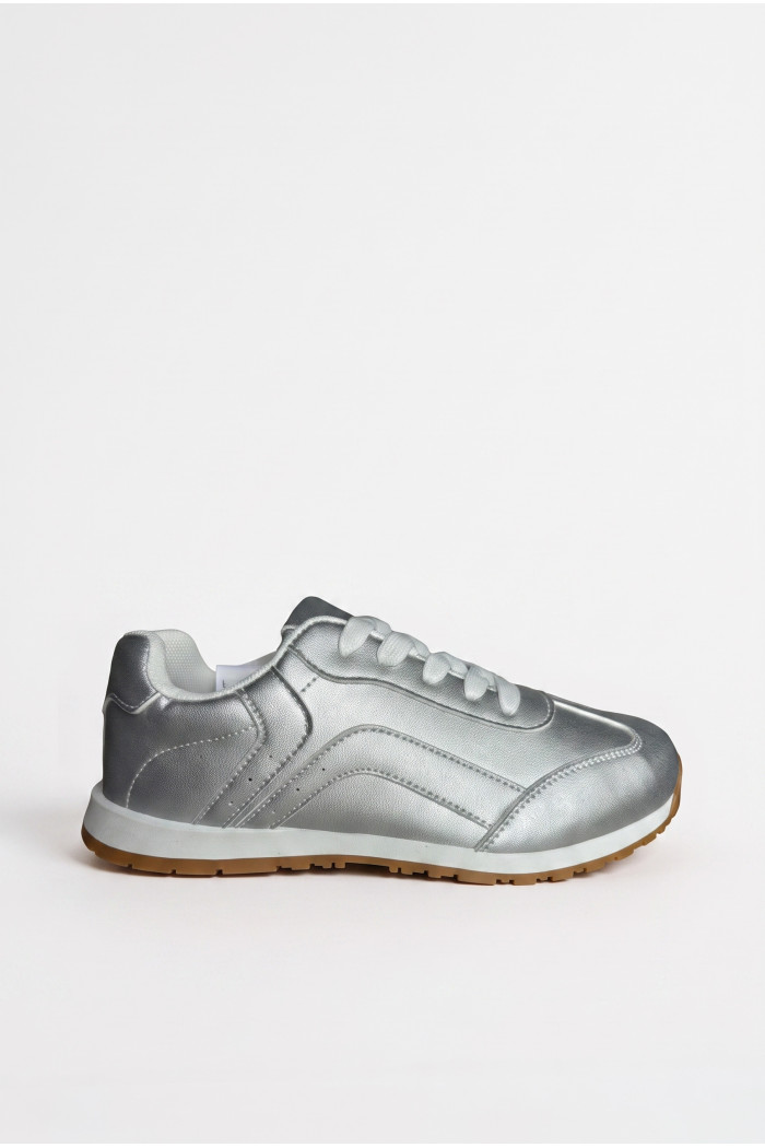 Zapatillas de estilo clásico, suela de caucho de perfil bajo.