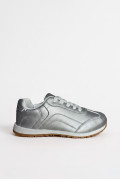 Zapatillas de estilo clásico, suela de caucho de perfil bajo.