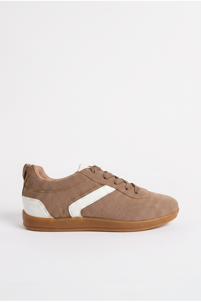 Zapatillas de estilo clásico, suela de caucho de perfil bajo.