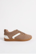 Zapatillas de estilo clásico, suela de caucho de perfil bajo.