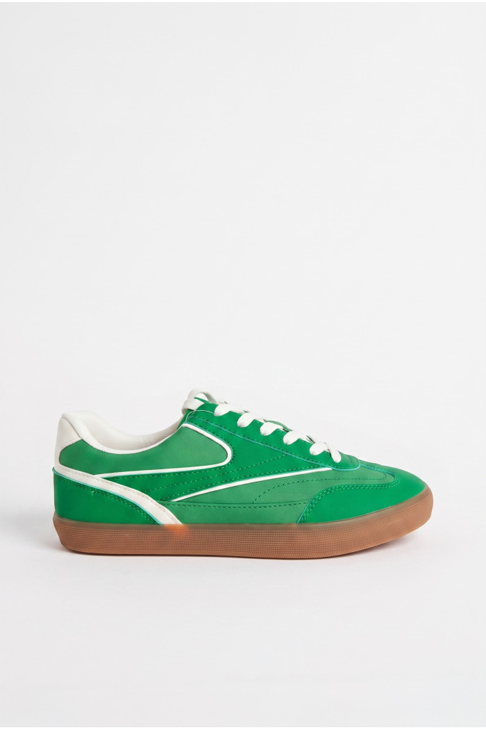 Zapatillas de estilo clásico, suela de caucho de perfil bajo.