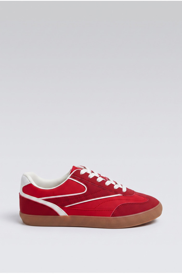 Zapatillas de estilo clásico, suela de caucho de perfil bajo.
