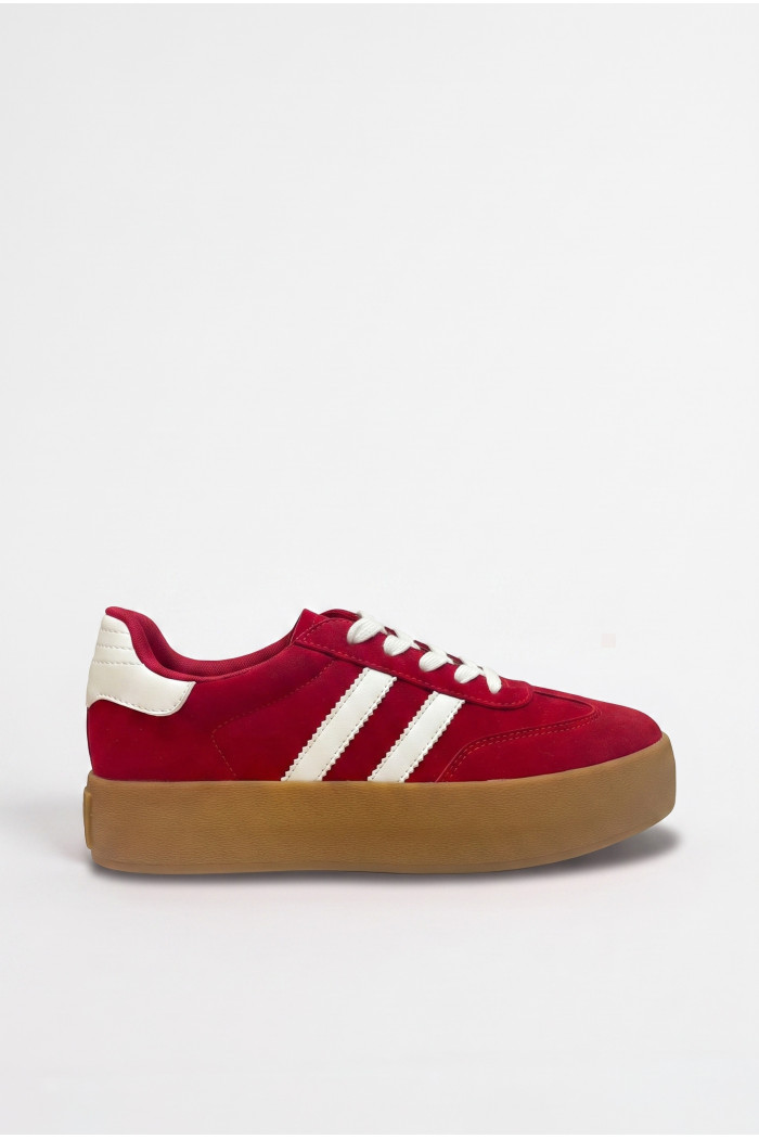 Tenis rojos casuales con contrastes blancos y suelas altas
