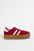 Tenis rojos casuales con contrastes blancos y suelas altas