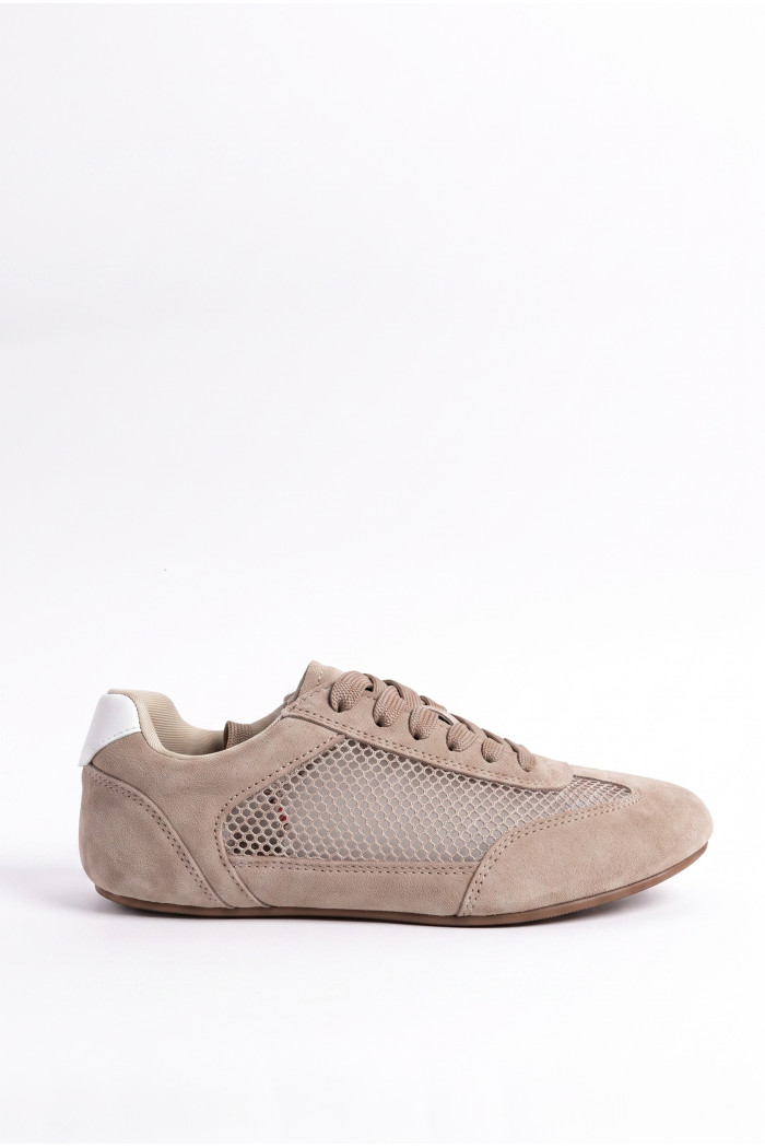 Zapatillas de estilo clásico, suela de caucho natural de perfil bajo.
