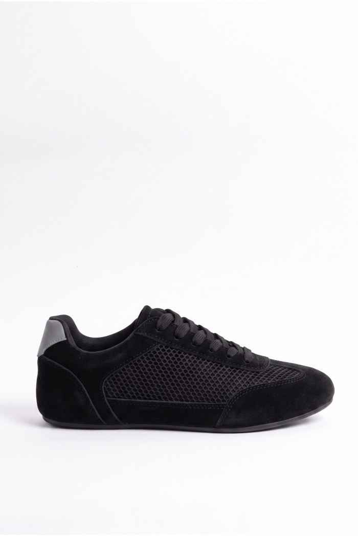 Zapatillas de estilo clásico, suela de caucho natural de perfil bajo.
